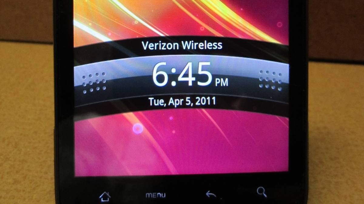 Displej telefonu HTC Thunderbolt s hodinami a nápisem Verizon Wireless
