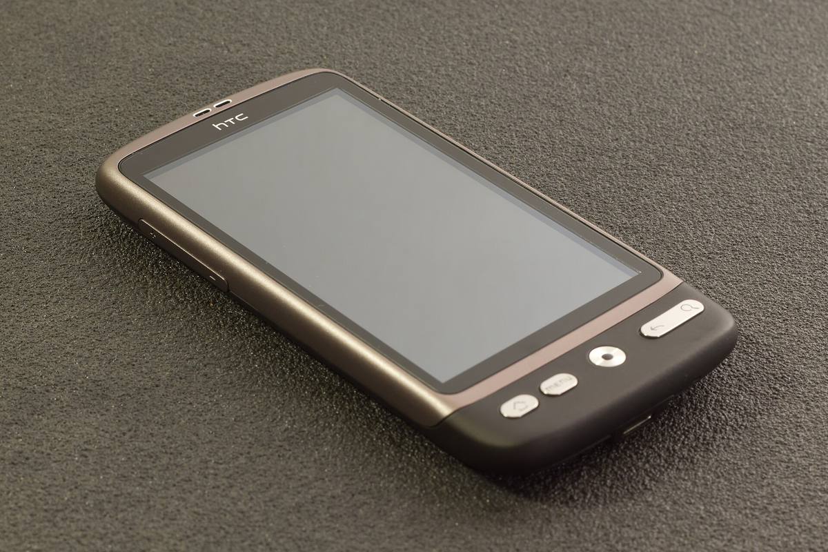 HTC Desire zepředu se zhasnutým displejem, pod ním optický trackpad a čtyři dotyková tlačítka