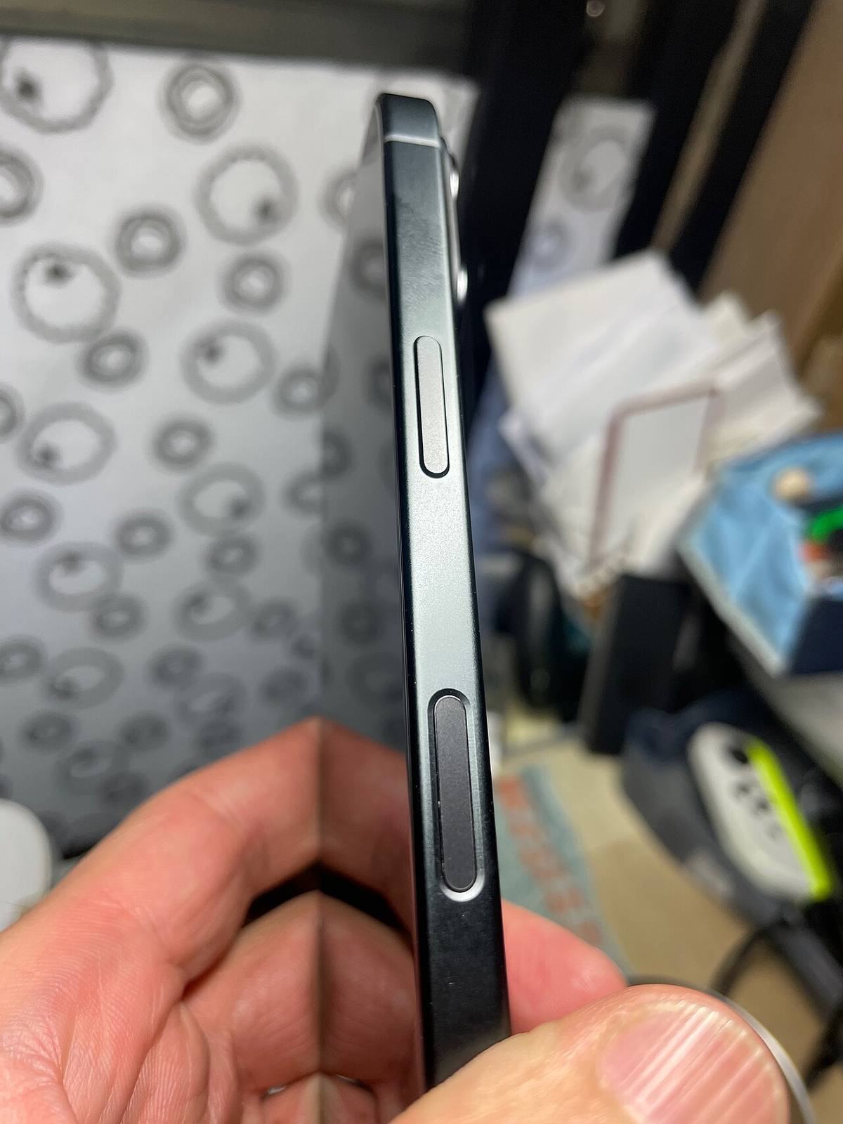 Boční hrana iPhonu 16 s bočním tlačítkem a ovladačem Camera Control