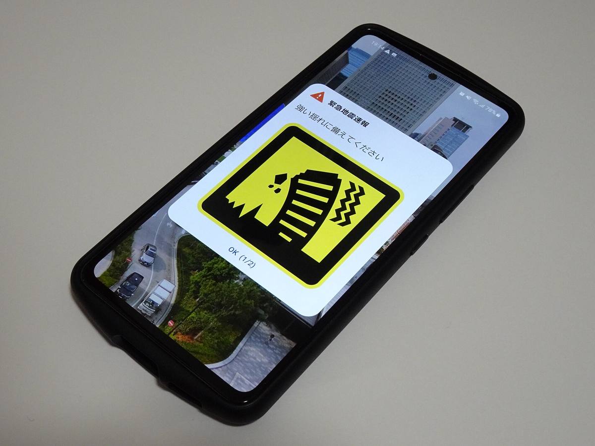 Telefon zobrazuje japonskou výstrahu před zemětřesením