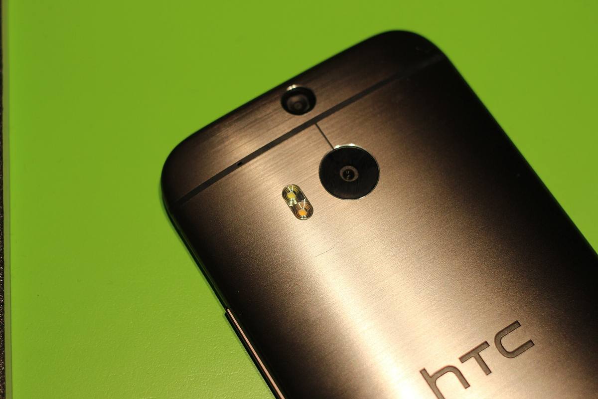 Záda HTC One M8 se dvěma objektivy nad sebou