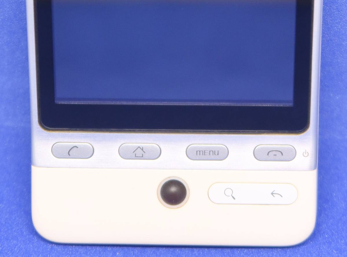 Spodní část bílého telefonu HTC Hero s kulatým trackballem pod tlačítky