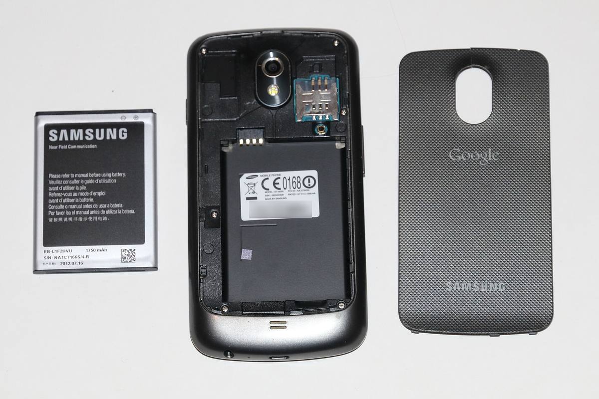Vyjmutá baterie z telefonu Samsung Galaxy Nexus