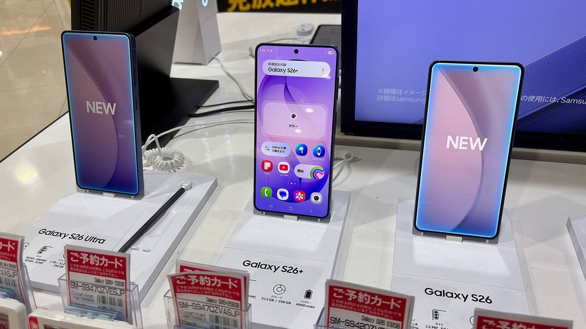 Tři modely Galaxy S26 vystavené na pultu prodejny