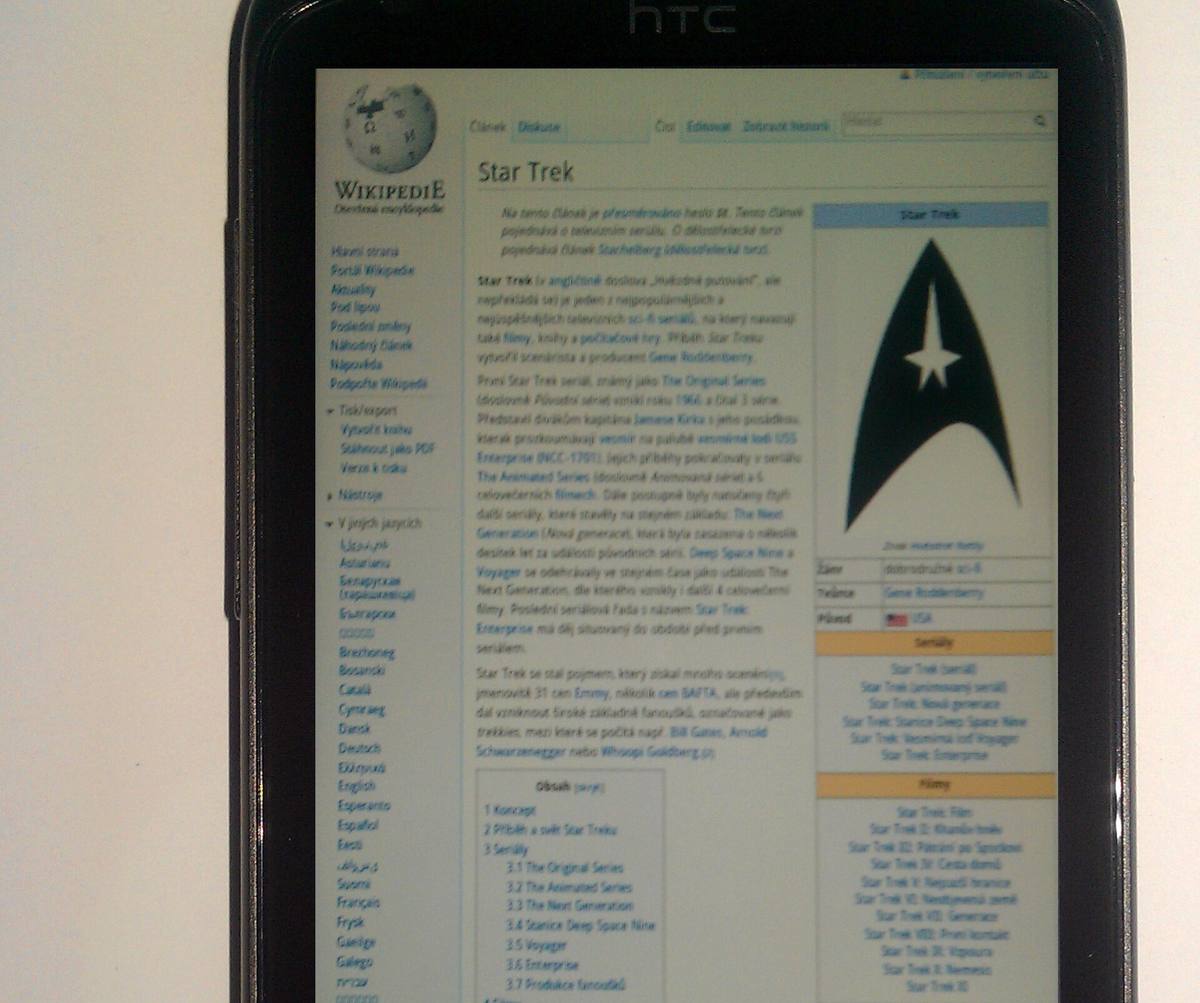Přední strana telefonu HTC Sensation se zapnutým displejem