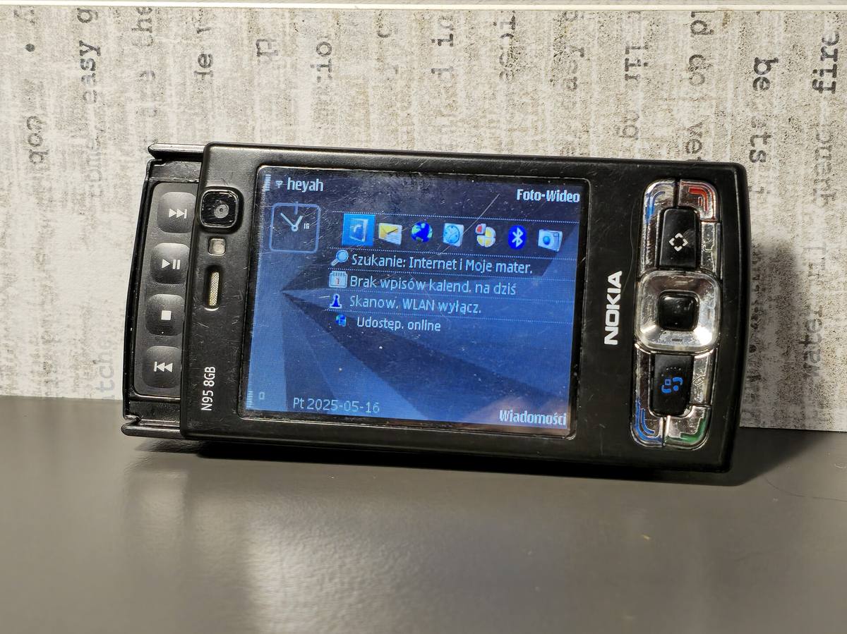 Černá Nokia N95 8GB s odkrytými čtyřmi tlačítky pro přehrávání