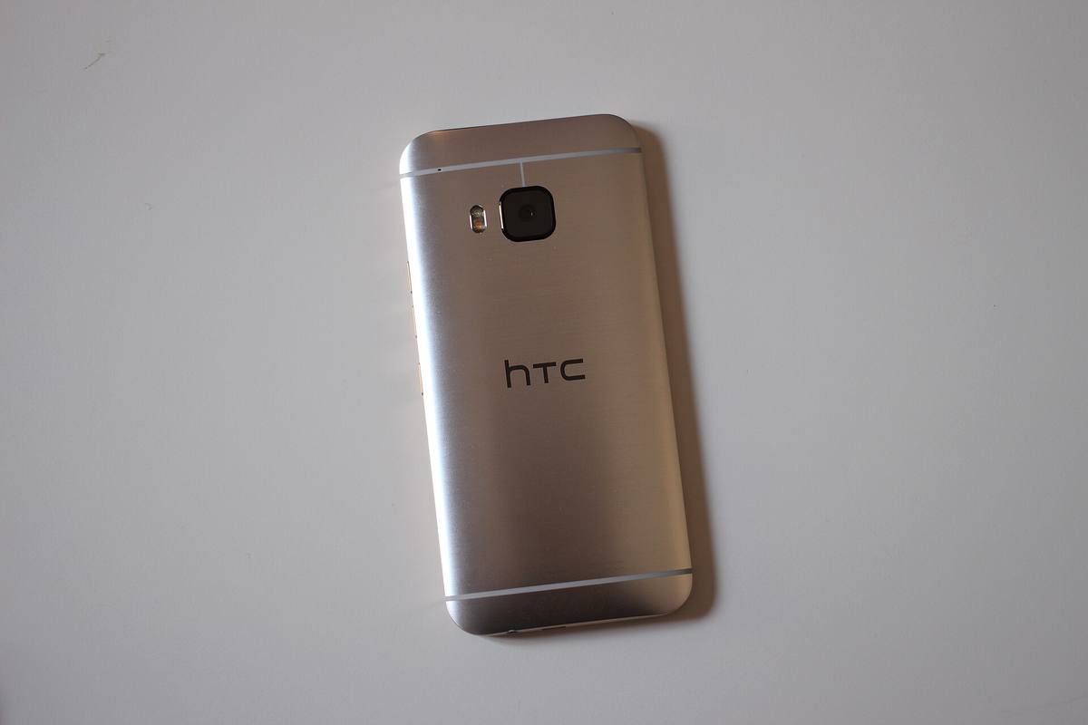 Hliníková záda telefonu HTC One M9 s logem výrobce