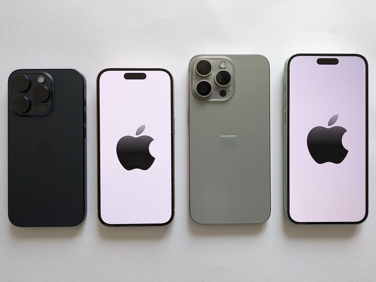Čtyři iPhony řady Pro položené vedle sebe