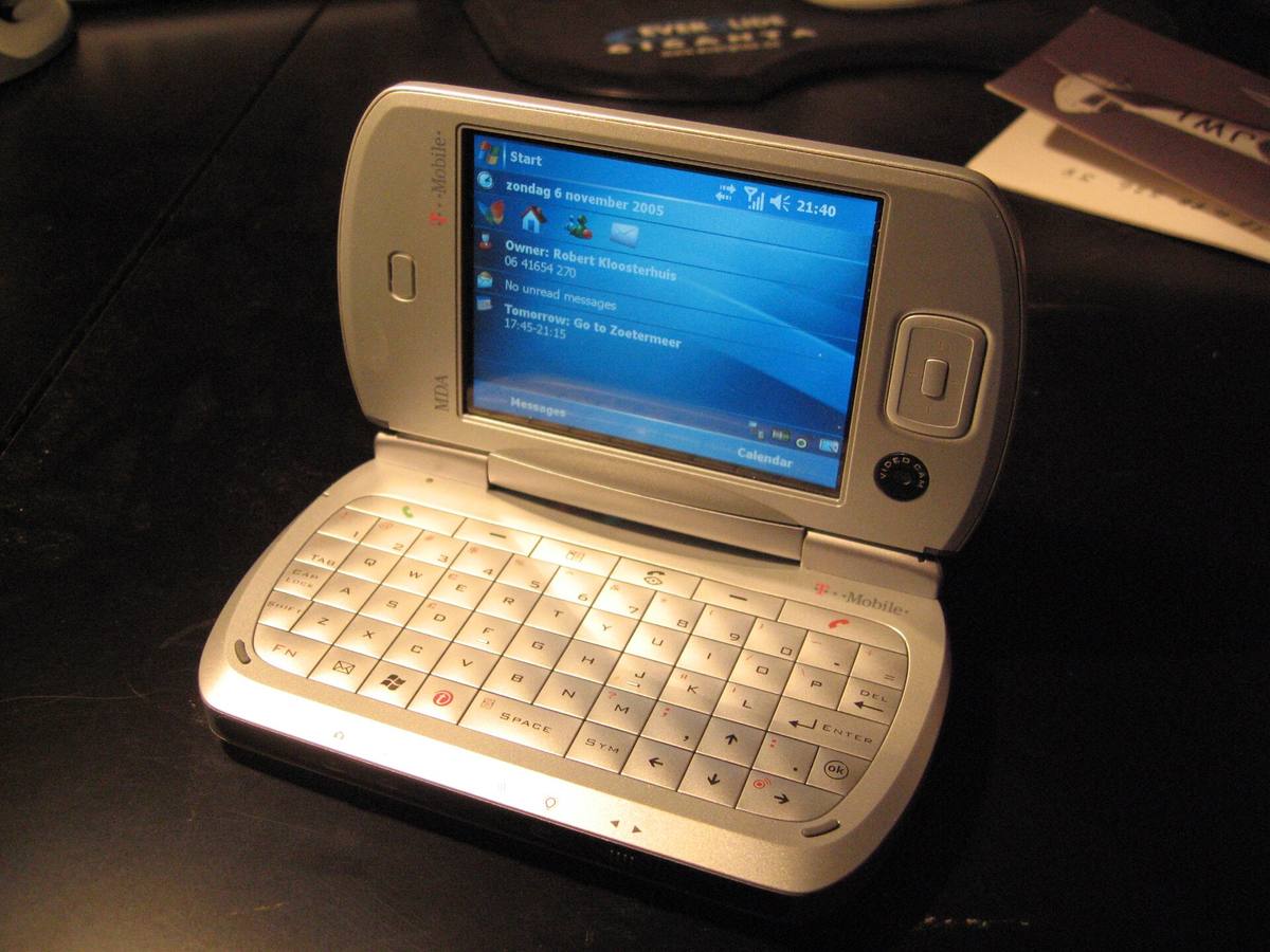 Otevřený HTC Universal s vyklopenou QWERTY klávesnicí a zapnutým displejem