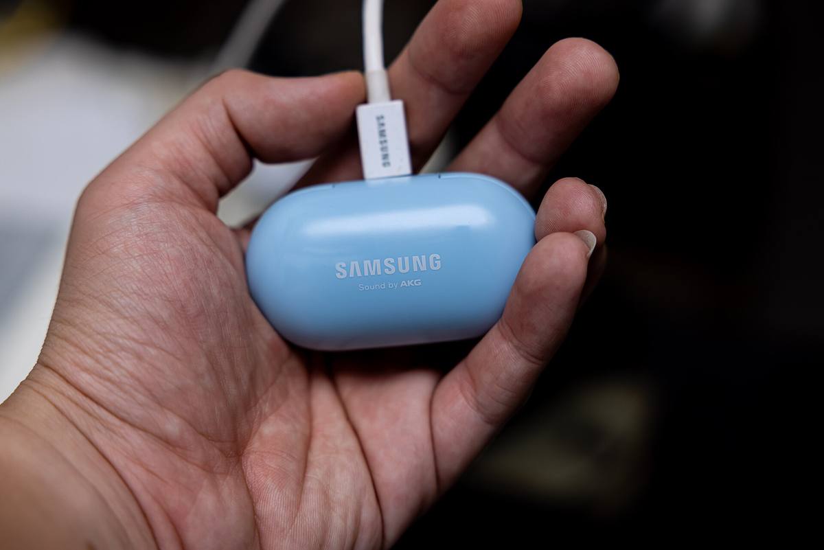 Bezdrátová sluchátka Samsung Galaxy Buds+ v otevřeném bílém nabíjecím pouzdře