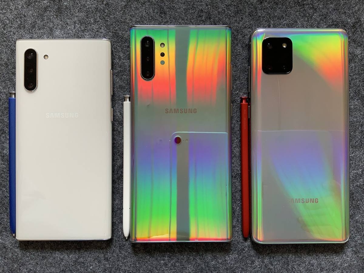 Záda tří telefonů Galaxy Note10 vedle sebe