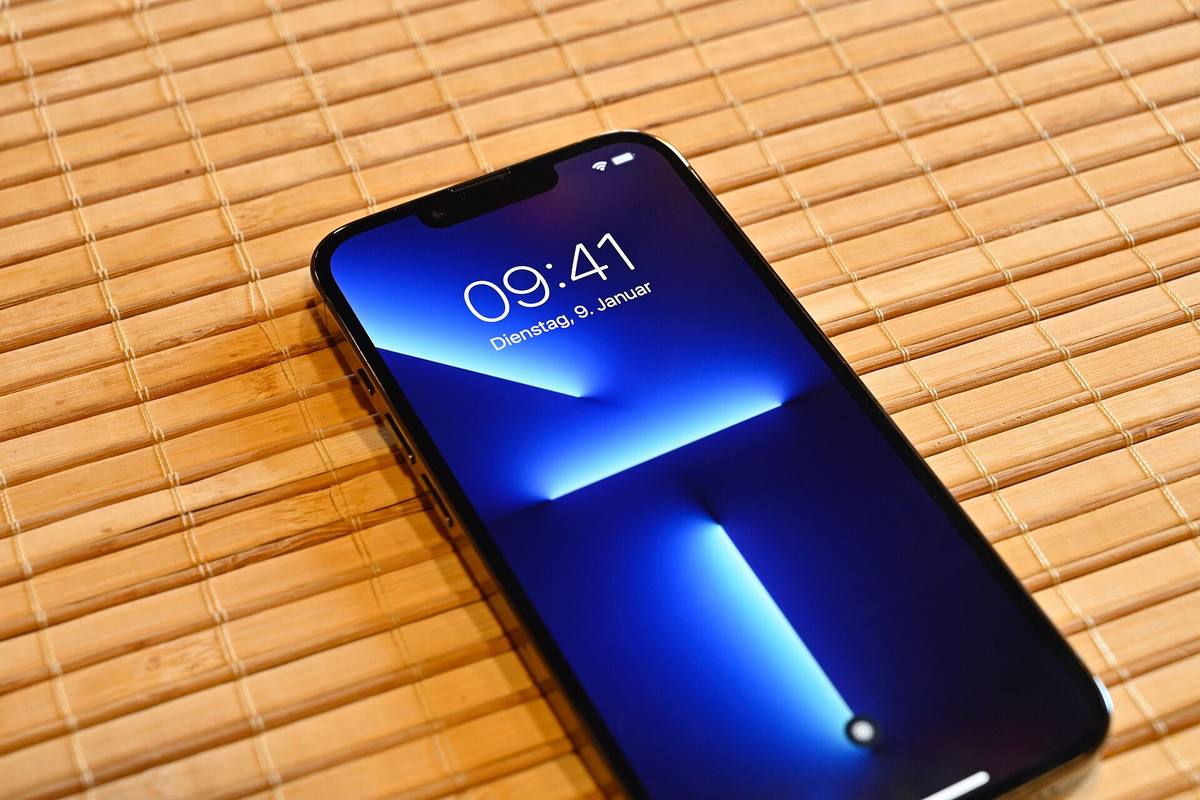 iPhone 13 Pro ležící displejem vzhůru na stole