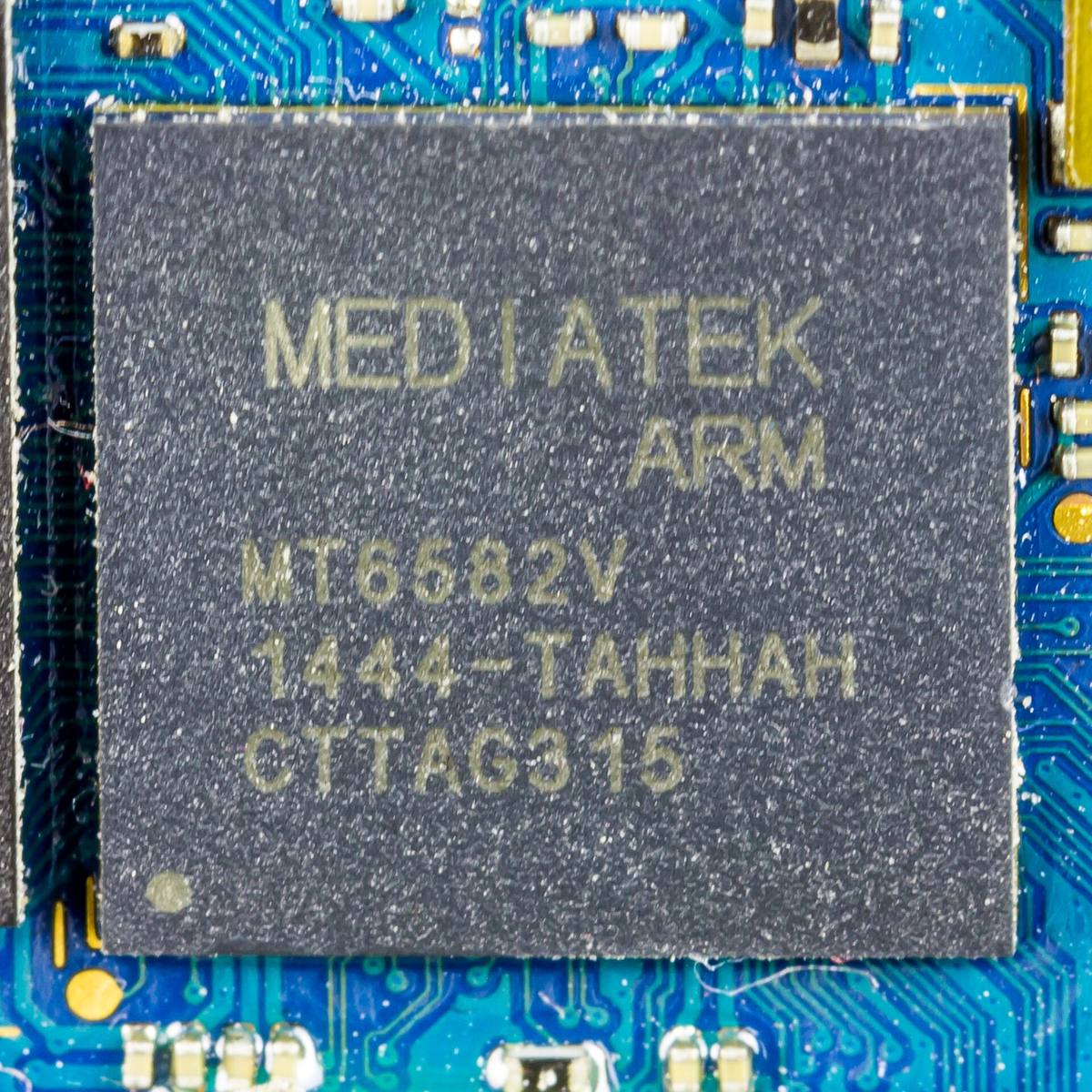 Čip MediaTek MT6582V na desce telefonu Wiko Rainbow 4G