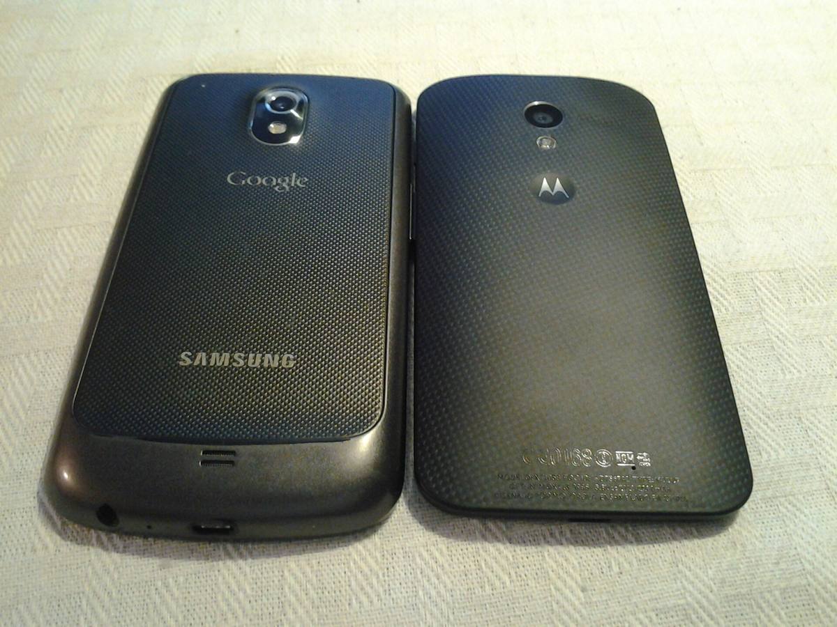 Záda telefonů Samsung Galaxy Nexus a Motorola Moto X vedle sebe