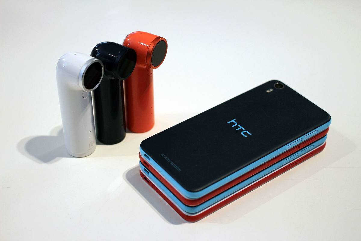 Telefon HTC Desire Eye a válcová kamera HTC RE vedle sebe