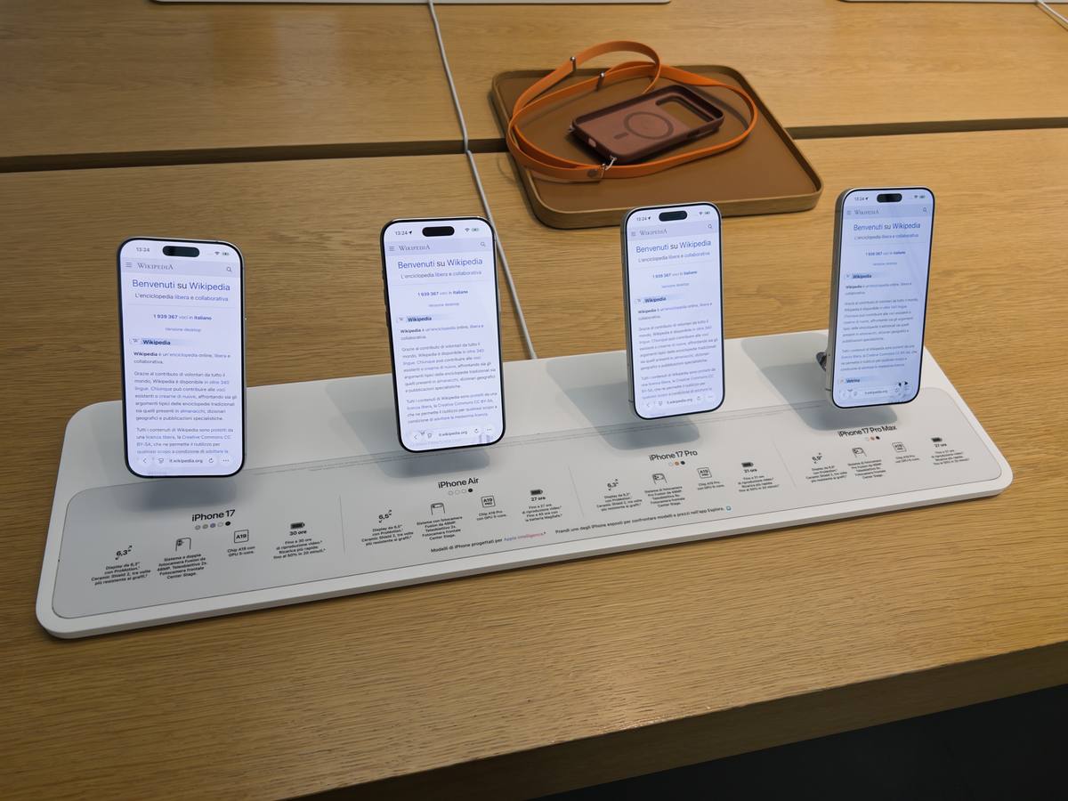 Čtyři iPhony řady 17 vystavené vedle sebe v obchodě Applu