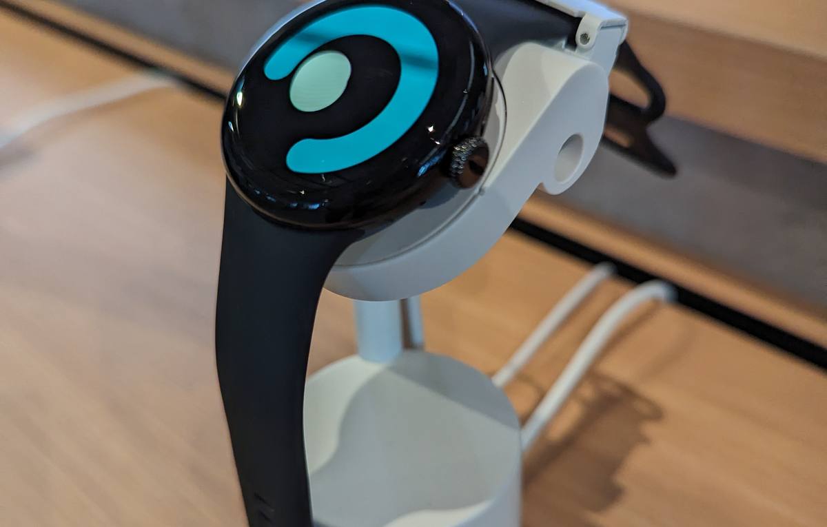 Chytré hodinky Google Pixel Watch na stojánku v prodejně