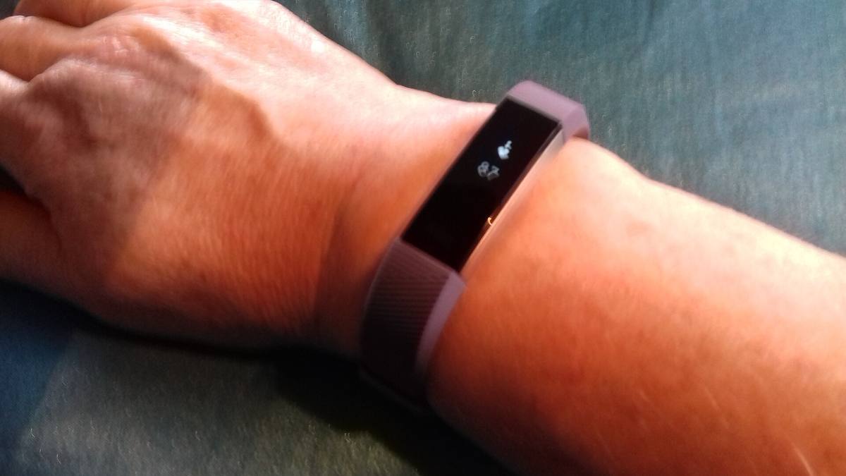 Náramek Fitbit Alta HR na ruce, na displeji svítí tepová frekvence