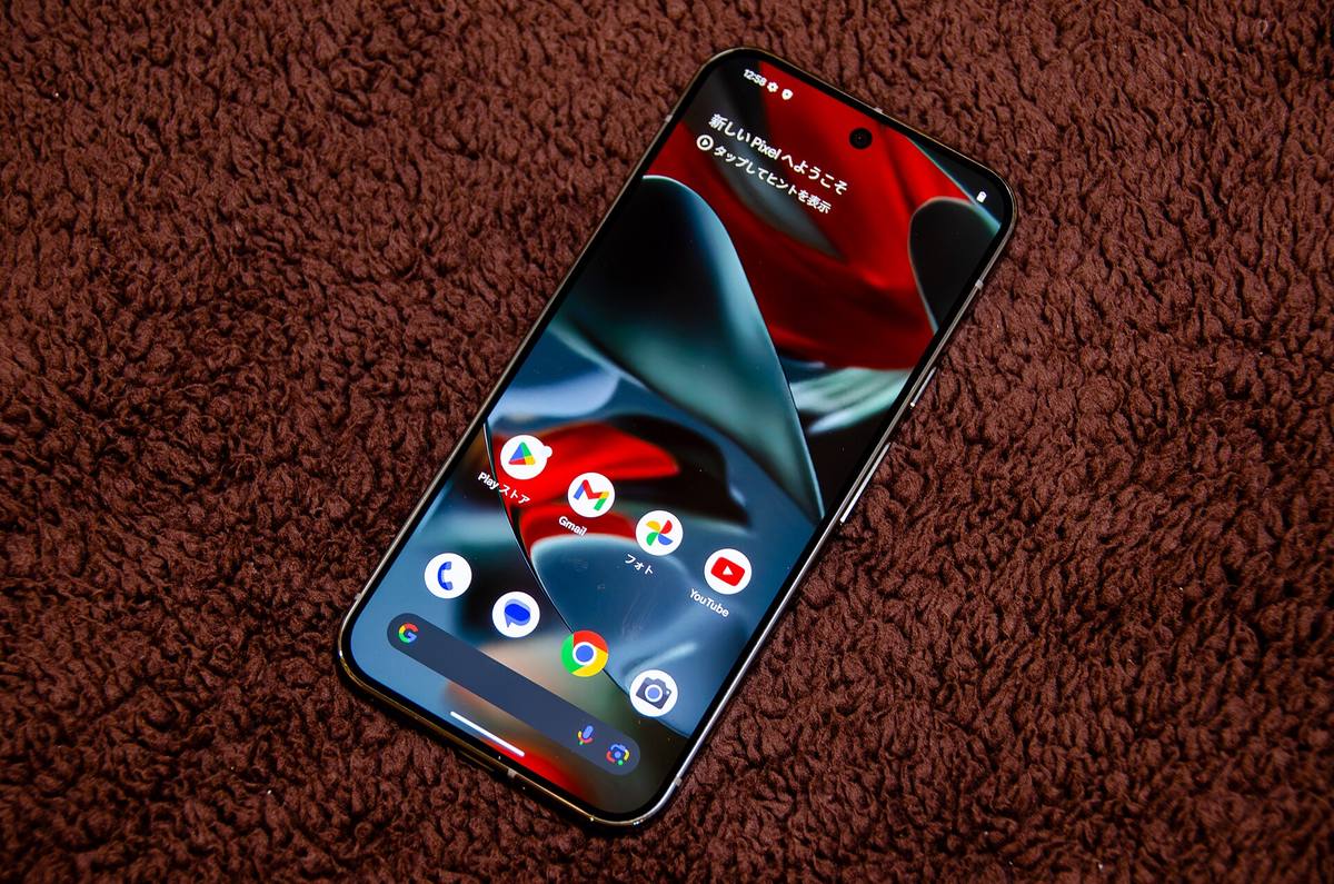 Pixel 9 Pro XL ležící displejem vzhůru