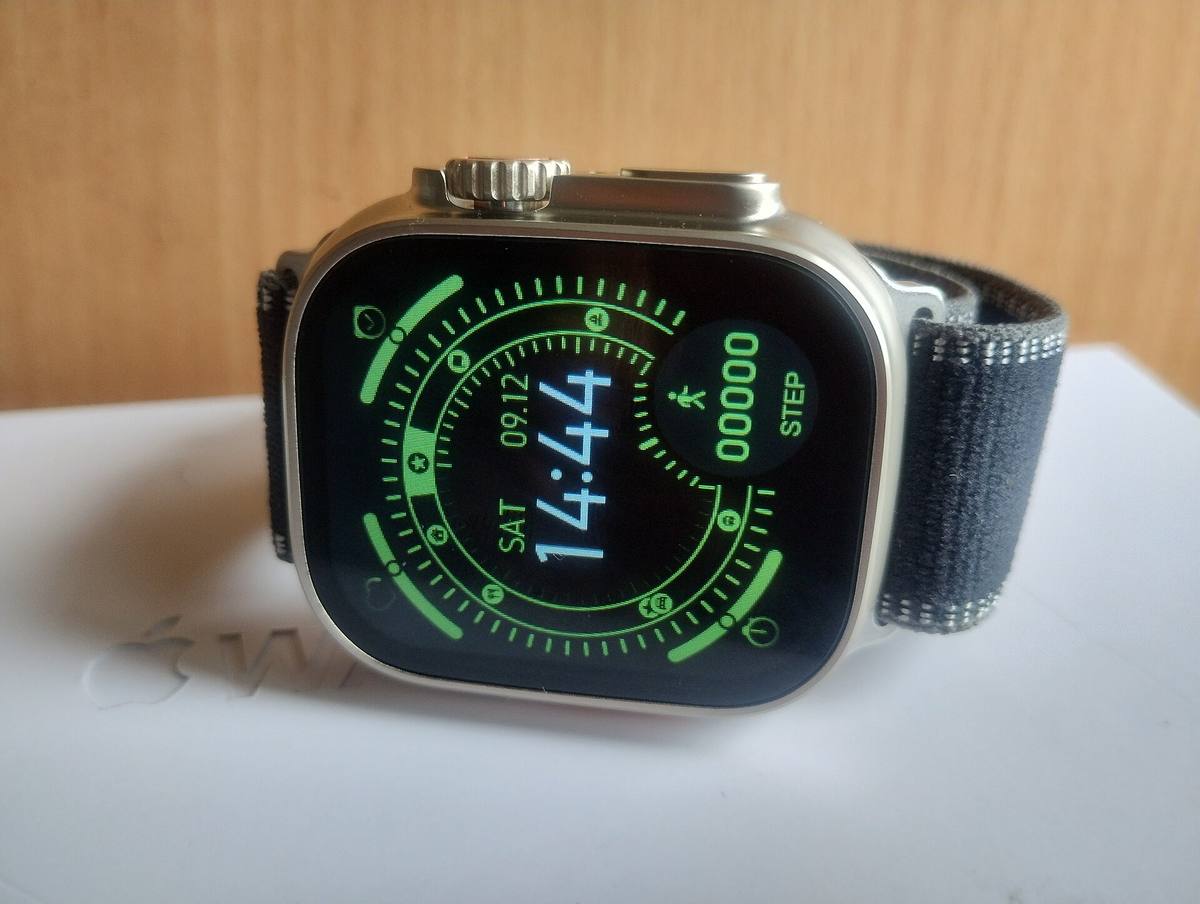 Hodinky Apple Watch Ultra s textilním řemínkem na zápěstí
