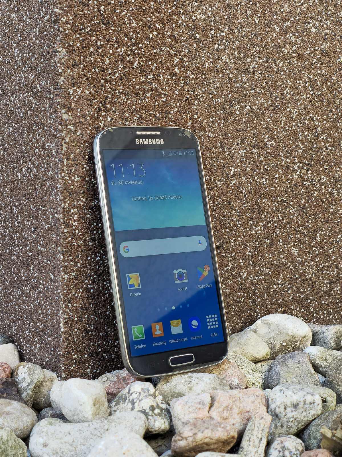 Samsung Galaxy S4 zepředu na bílém pozadí