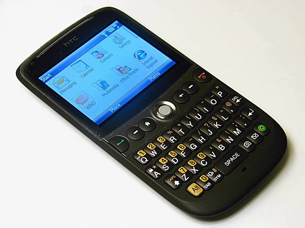 Klávesnicový telefon HTC s displejem, trackballem a čtyřřadou klávesnicí QWERTY