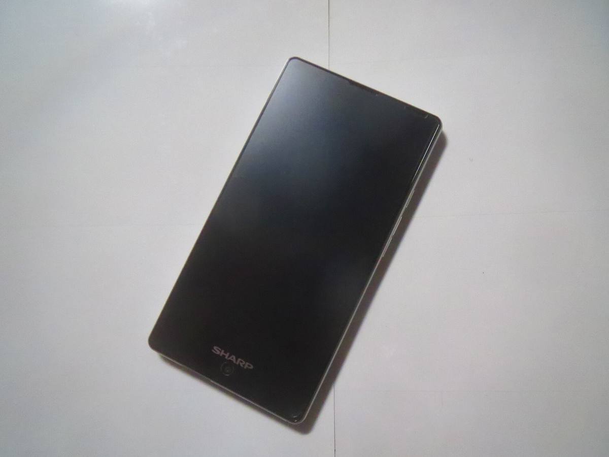 Telefon Sharp AQUOS mini ležící displejem nahoru