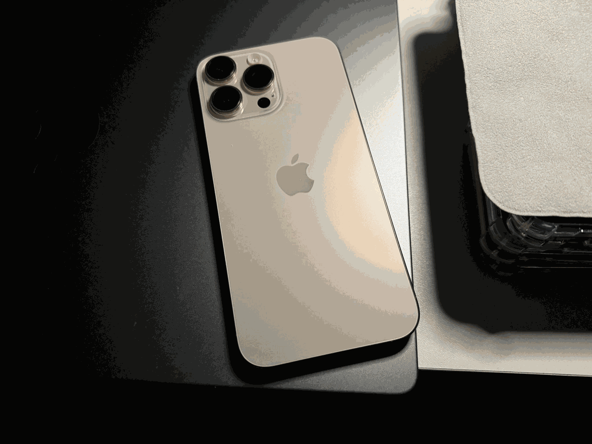 Zadní strana iPhonu 16 Pro Max v barvě Desert Titanium