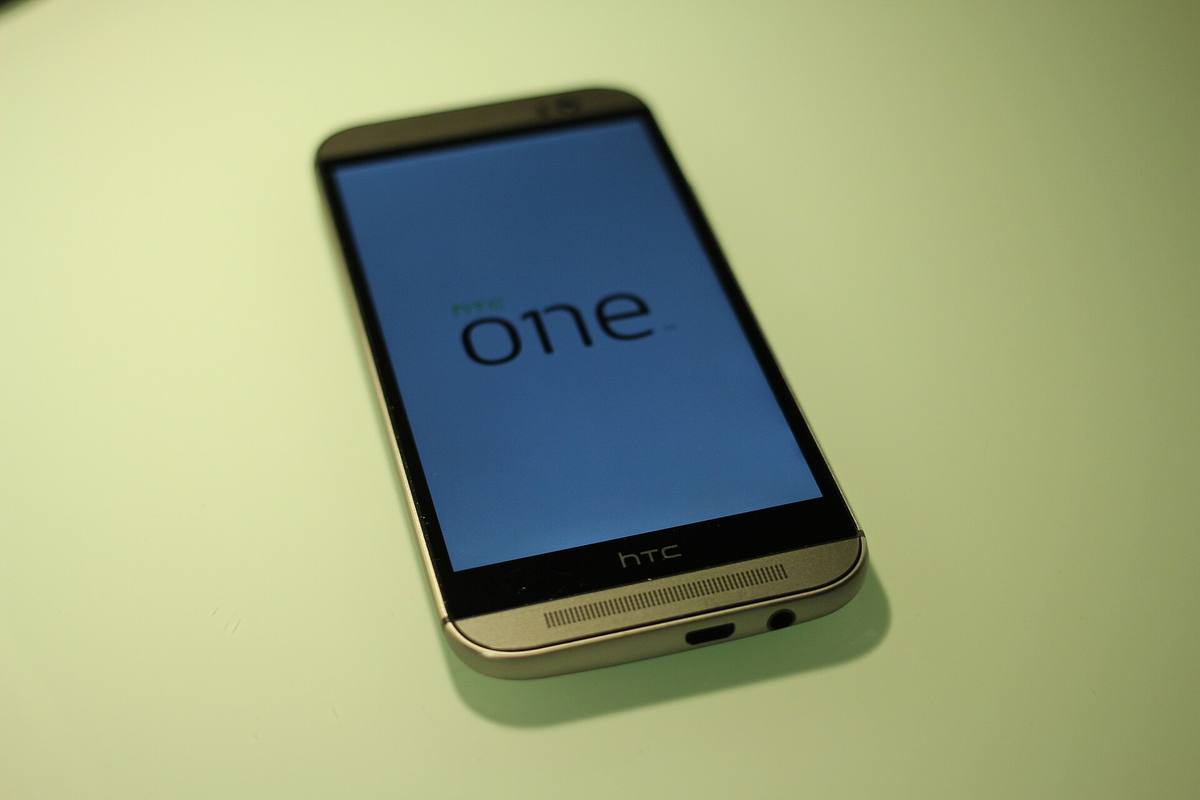 Čelní strana telefonu HTC One (M8) se zapnutým displejem
