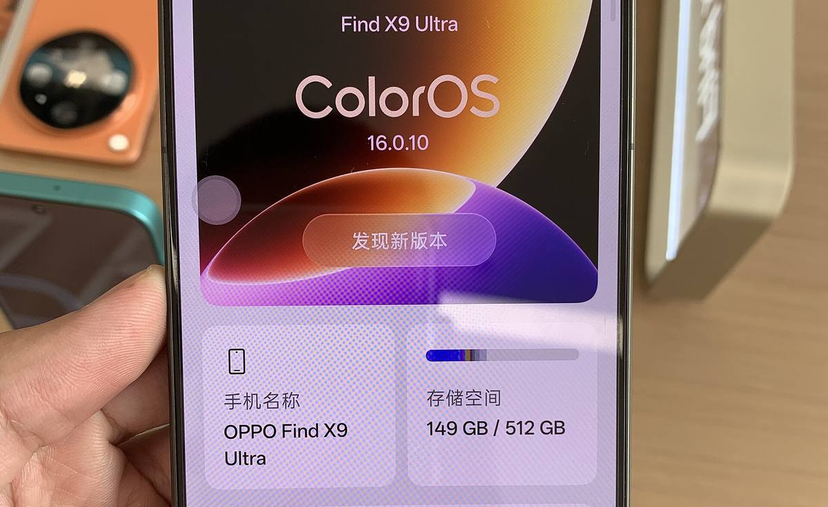 Displej telefonu OPPO Find X9 Ultra s obrazovkou aktualizace systému, nápisem ColorOS 16.0.10 a čínským tlačítkem pro hledání nové verze