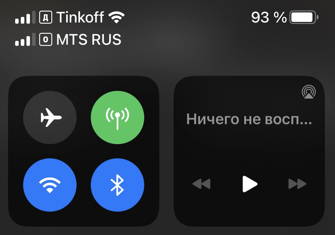 Obrazovka iPhonu s přehledem mobilních tarifů a aktivní eSIM