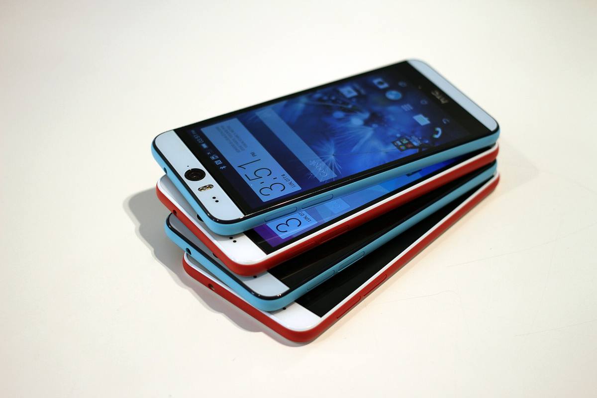 Několik telefonů HTC Desire Eye na sobě, na horním je nad displejem vidět přední fotoaparát a blesk