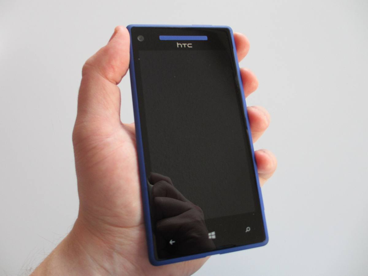 Modrý telefon HTC Windows Phone 8X držený v ruce