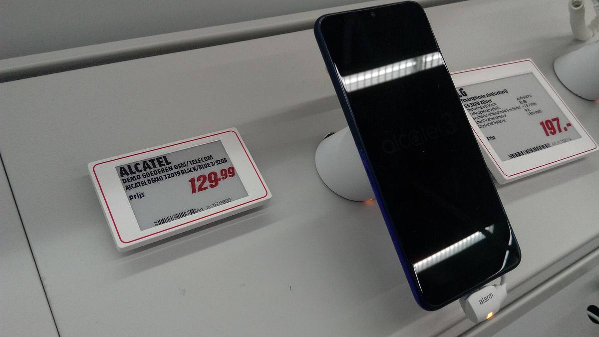 Levný telefon Alcatel 3 s elektronickou cenovkou na stojanu v prodejně
