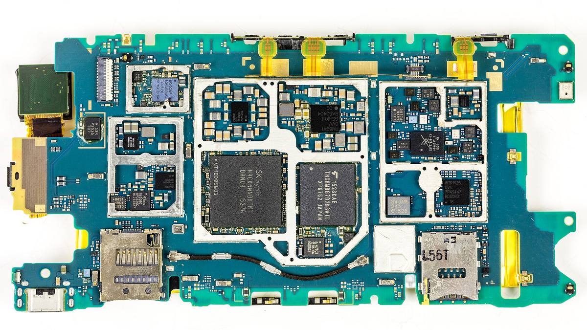 Deska telefonu Sony Xperia s čipy pod kovovými kryty