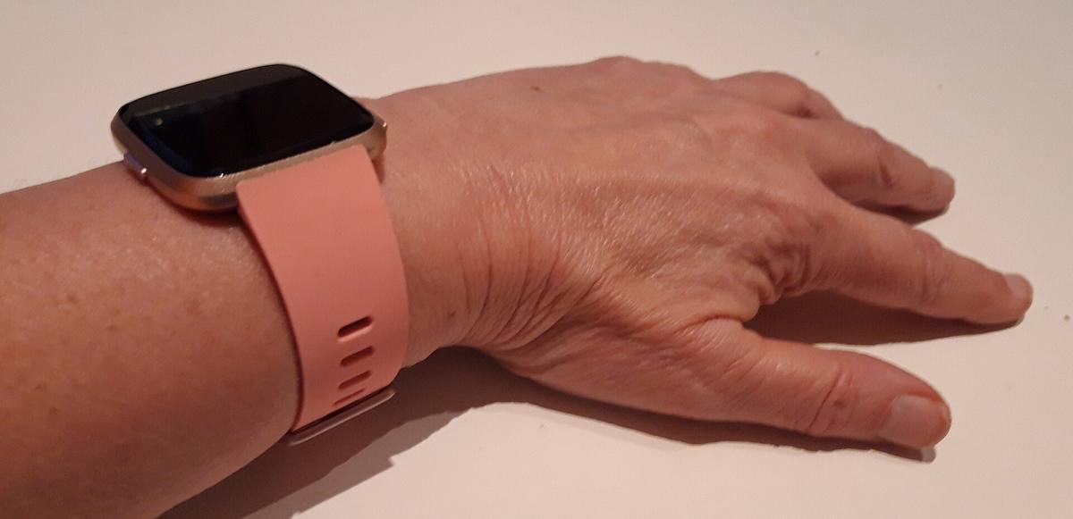 Chytré hodinky Fitbit Versa s ciferníkem na displeji