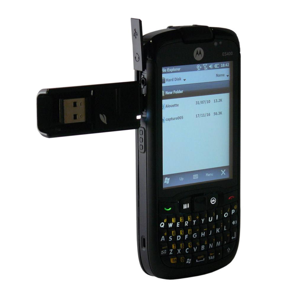Flash disk zapojený krátkým adaptérem do konektoru micro USB na boku odolného telefonu