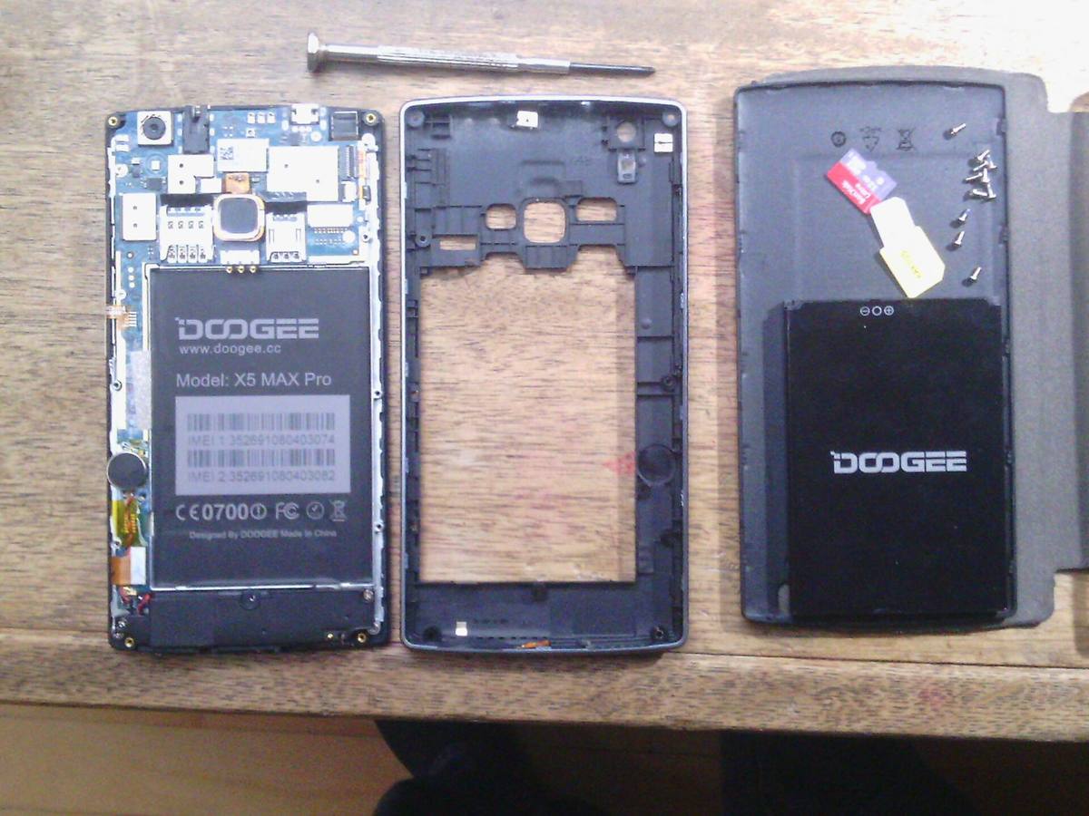 Černý telefon Doogee X5 Max Pro ležící displejem vzhůru, na obrazovce je vidět domovská stránka Androidu