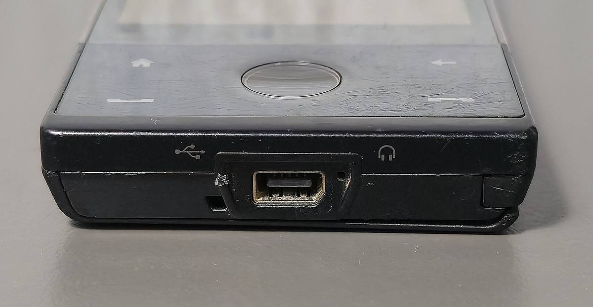 Spodní hrana telefonu HTC Touch Diamond s konektorem ExtUSB