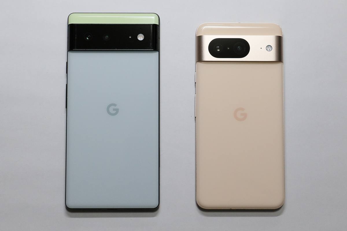 Telefony Google Pixel 6 a Pixel 8 položené zadní stranou vzhůru