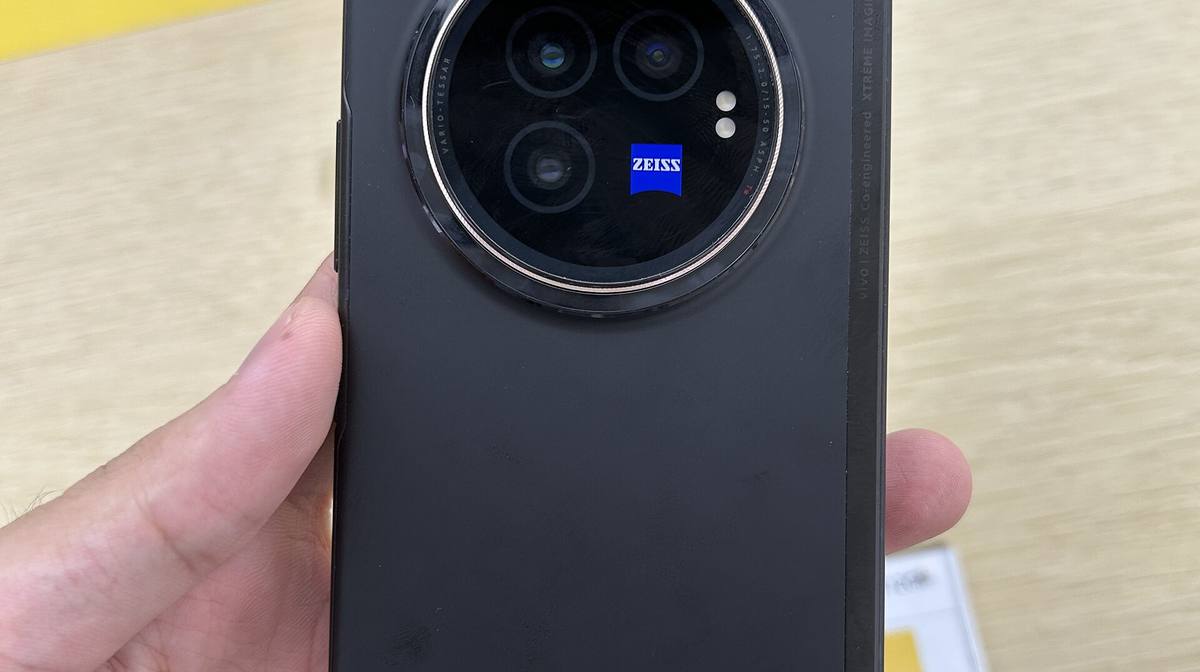 Záda černého skládacího telefonu vivo s kruhovým modulem fotoaparátů