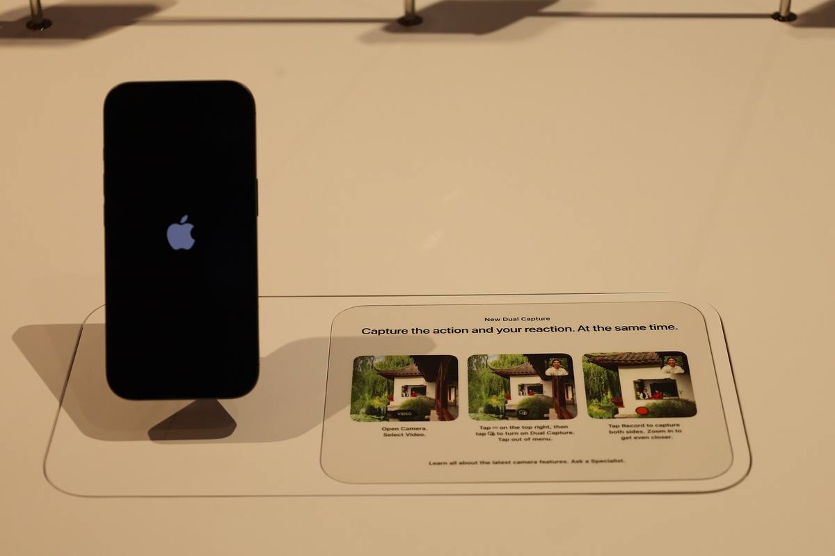Zákazníci s telefony iPhone 17 v prodejně Applu
