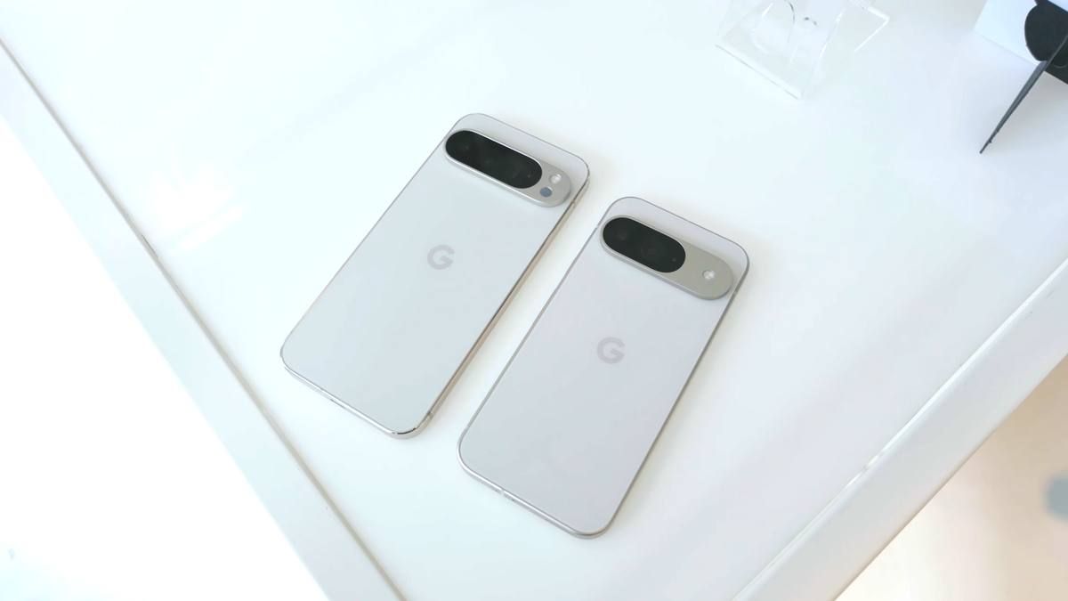 Dva chytré telefony Google Pixel 9 zezadu na bílém stole