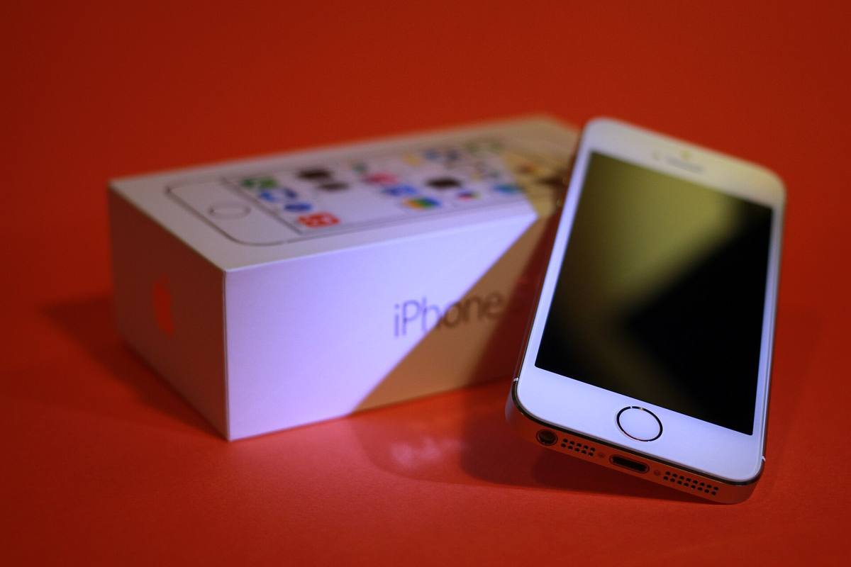 iPhone 5s zezadu, zlatá barva