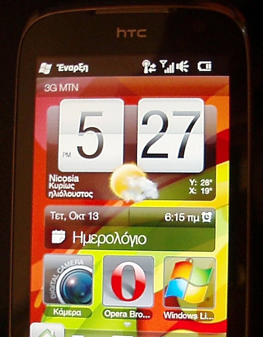 Telefon HTC Touch Pro2 se zapnutým displejem a rozhraním TouchFLO 3D