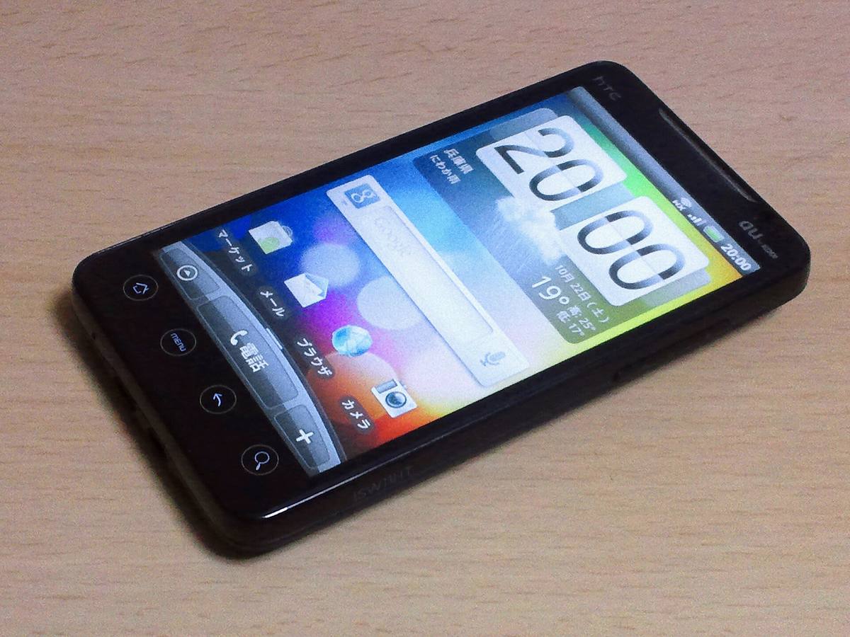 Telefon HTC Evo WiMAX se zapnutým displejem leží na stole