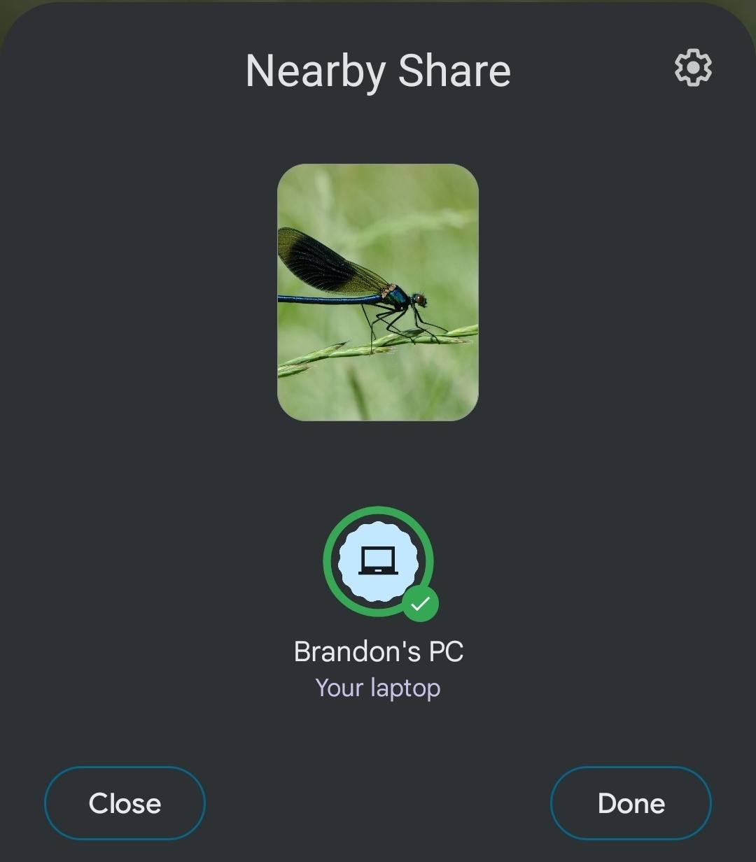 Obrazovka telefonu s Androidem po odeslání fotografie funkcí Nearby Share