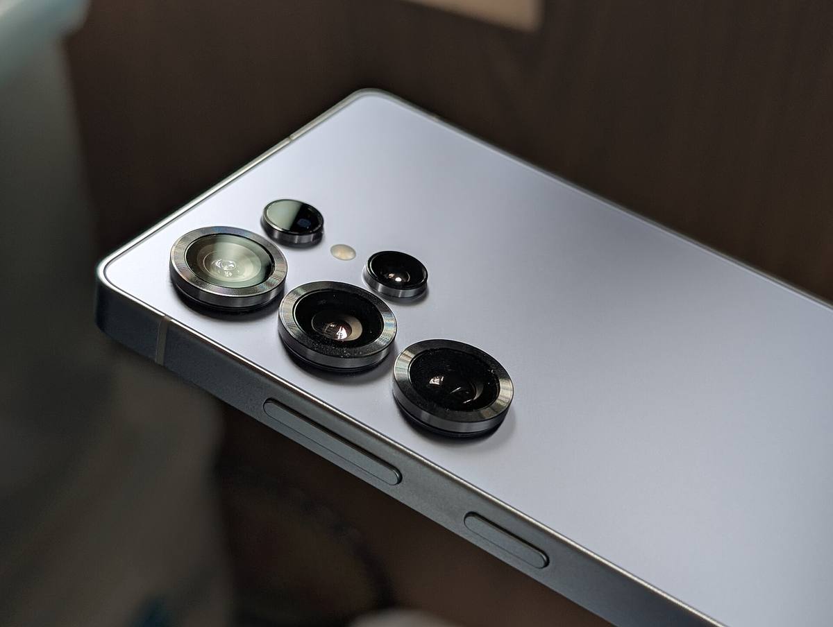 Záda Galaxy S25 Ultra s objektivy fotoaparátů