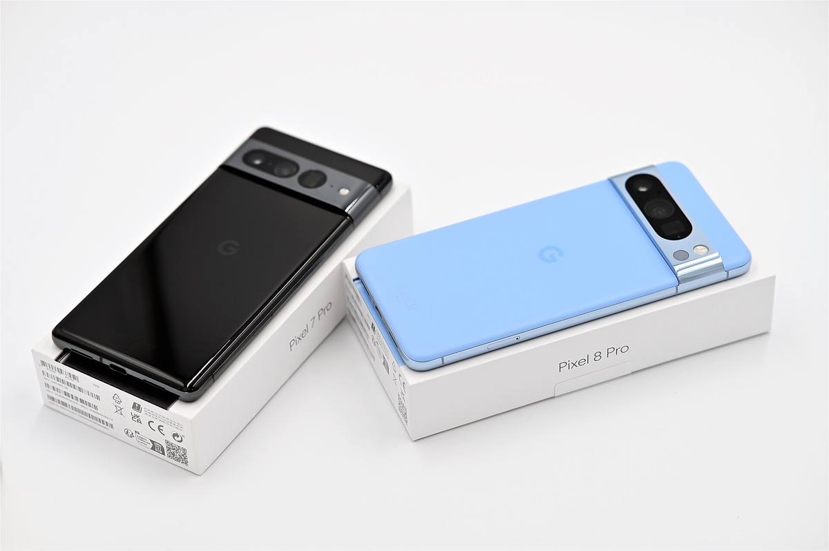 Záda telefonů Google Pixel 7 Pro a Pixel 8 Pro s modulem fotoaparátu