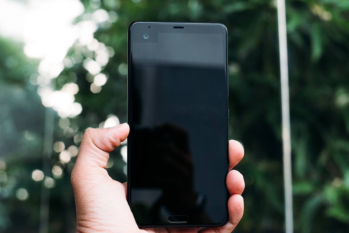 HTC U Ultra držený v ruce, na pravém boku jsou vidět mechanická tlačítka